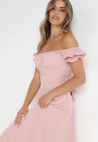 Born2be - Różowa Sukienka Midi z Dekoltem Carmen i Bufiastymi Rękawkami Amarhis. Okazja: na imprezę, na co dzień. Typ kołnierza: typu carmen. Kolor: różowy. Wzór: aplikacja. Typ sukienki: proste. Długość rękawa: krótki rękaw. Sezon: lato. Styl: klasyczny, casual, elegancki. Długość: midi #5