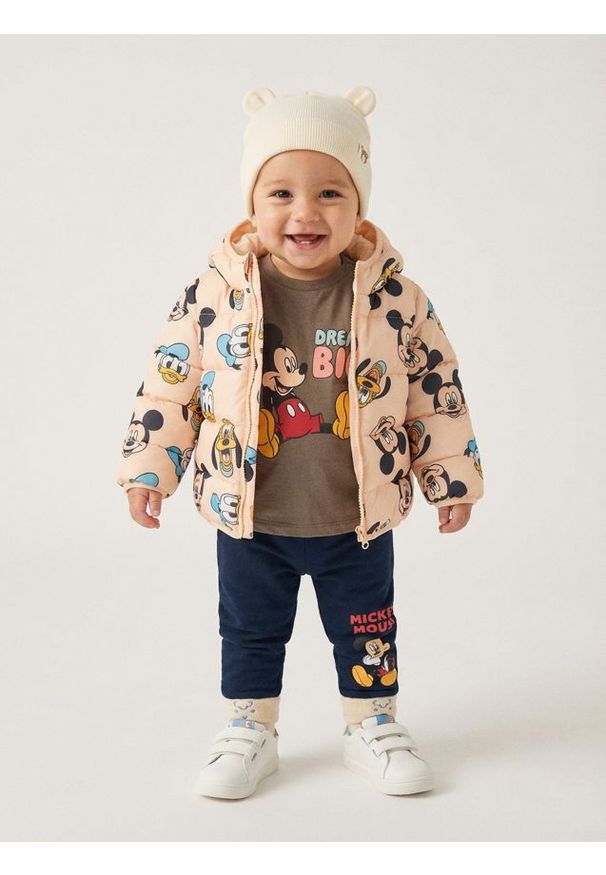 Sinsay - Pikowana kurtka puffer z kapturem Mickey Mouse - beżowy. Typ kołnierza: kaptur. Kolor: beżowy. Wzór: motyw z bajki