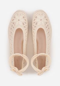 Renee - Beżowe Boho Balerinki VICES z Szydełkową Cholewką i Wiązaniem Wokół Kostki Arriria. Okazja: na co dzień. Kolor: beżowy. Materiał: len. Szerokość cholewki: normalna. Wzór: aplikacja. Sezon: lato. Styl: boho #2