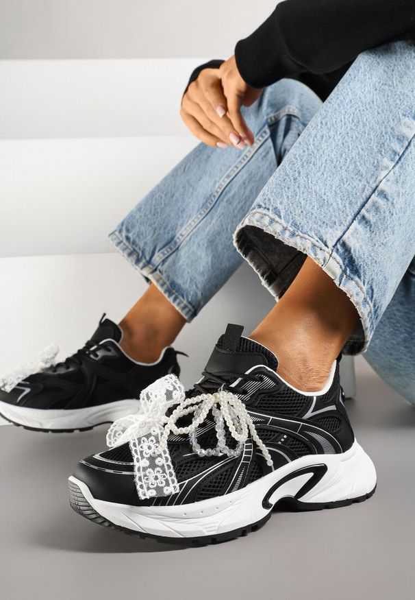 Born2be - Czarne Sneakersy Ozdobione Geometrycznym Motywem Kokardą i Koralikami Saralinae. Okazja: na co dzień. Kolor: czarny. Wzór: aplikacja, geometria
