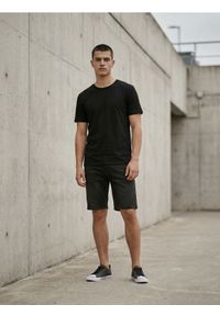Sinsay - Bawełniana koszulka basic - czarny. Kolor: czarny. Materiał: bawełna #1