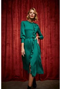 MOODO - Sukienka midi z falbaną szmaragdowa. Kolor: zielony. Materiał: wiskoza. Długość: midi