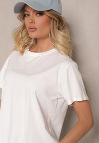 Renee - Biała Bluzka z Bawełny Ozdobiona Kokardą i Napisem Nelanal. Okazja: na co dzień. Typ kołnierza: kokarda. Kolor: biały. Materiał: bawełna. Wzór: napisy, aplikacja. Styl: klasyczny, casual #4