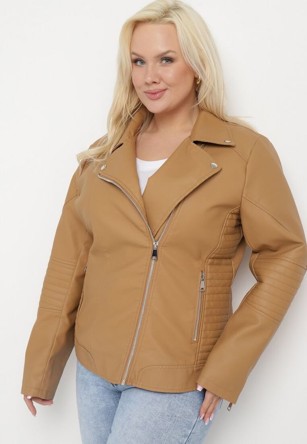 Born2be - Brązowa Kurtka Ramoneska z Ekoskóry z Ozdobnymi Paskami na Napy Bellassa. Typ kołnierza: kołnierzyk stójkowy. Kolekcja: plus size. Kolor: brązowy. Wzór: paski
