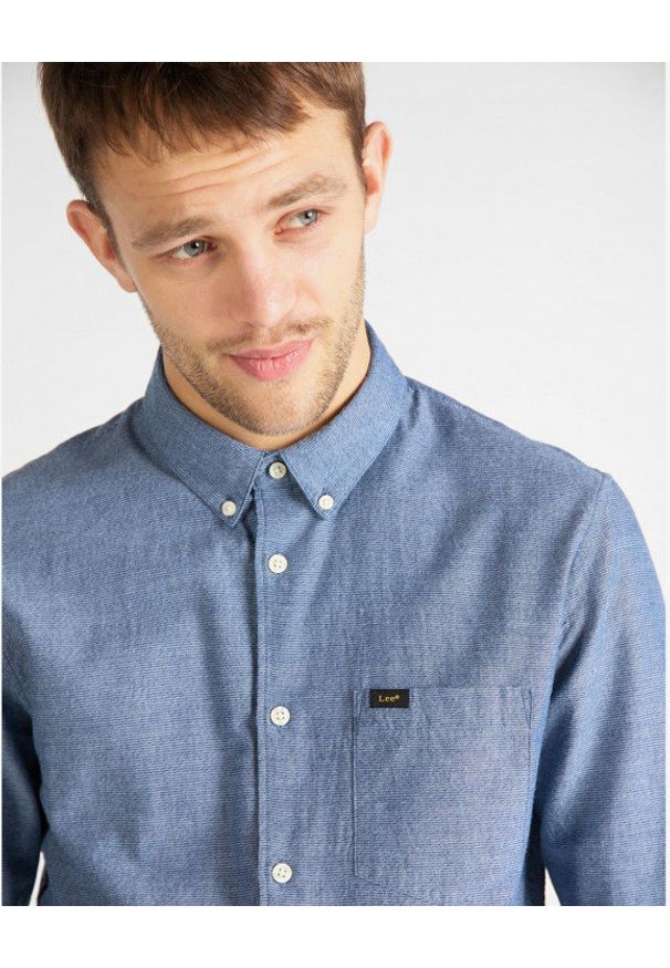 Lee - MĘSKA KOSZULA MATERIAŁOWA LEE SLIM BUTTON DOWN L66XDDLR 112116699. Typ kołnierza: button down. Materiał: materiał