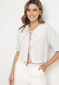 Born2be - Jasnoniebieska Bluzka z Wiskozą w Kratę z Wiązaniem Radellis. Okazja: na co dzień. Kolor: niebieski. Materiał: wiskoza. Styl: elegancki, casual