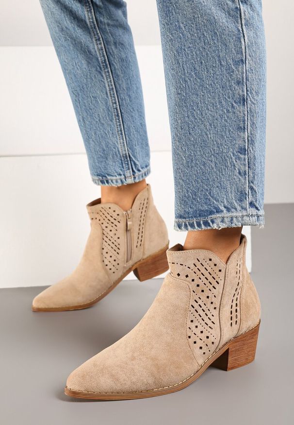 Born2be - Beżowe Ażurowe Botki Vices na Obcasie w Stylu Kowbojek Selrith. Okazja: na spacer. Nosek buta: szpiczasty. Kolor: beżowy. Materiał: jeans. Wzór: ażurowy. Obcas: na obcasie. Wysokość obcasa: średni