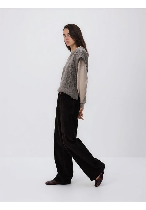 Reserved - Sztruksowe spodnie - ciemnobrązowy. Kolor: brązowy. Materiał: sztruks