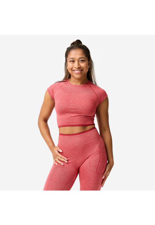 DOMYOS - Koszulka do treningu siłowego damska Domyos crop top. Kolor: różowy, czerwony, wielokolorowy. Materiał: poliester, elastan, poliamid, materiał. Sport: fitness