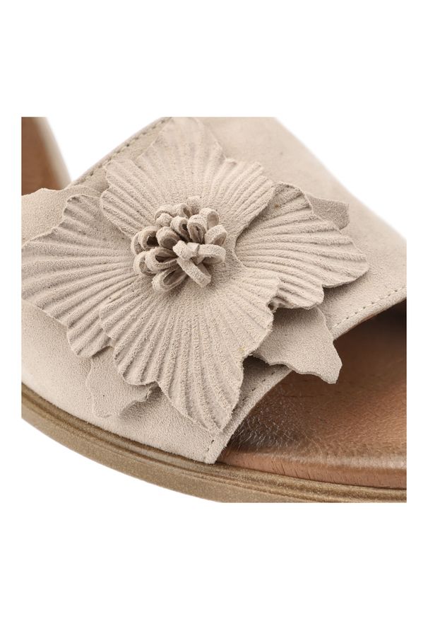 Sandały damskie Armodo, cholewka ze skóry naturalnej odkryta konstrukcja z ozdobnym kwiatem stabilna płaska podeszwa zapewniająca wygodę, beżowe, 404. Okazja: na co dzień. Zapięcie: pasek. Kolor: beżowy. Wzór: kwiaty. Materiał: skóra. Sezon: lato. Obcas: na płaskiej podeszwie. Styl: casual, elegancki. Wysokość obcasa: niski