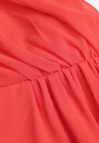 Born2be - Czerwona Maxi Sukienka o Rozkloszowanym Fasonie na Cienkich Skrzyżowanych Ramiączkach Hendina. Okazja: na wesele, na imprezę, na ślub cywilny. Typ kołnierza: dekolt hiszpanka. Kolor: czerwony. Długość rękawa: na ramiączkach. Typ sukienki: rozkloszowane. Długość: maxi #4