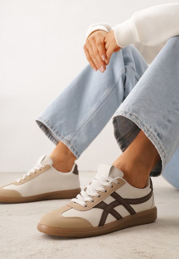 Renee - Beżowo-Brązowe Sneakersy w Stylu Tenisówek Ozdobione Geometrycznymi Paskami Zitora. Okazja: na co dzień. Zapięcie: pasek. Kolor: beżowy. Wzór: geometria, aplikacja