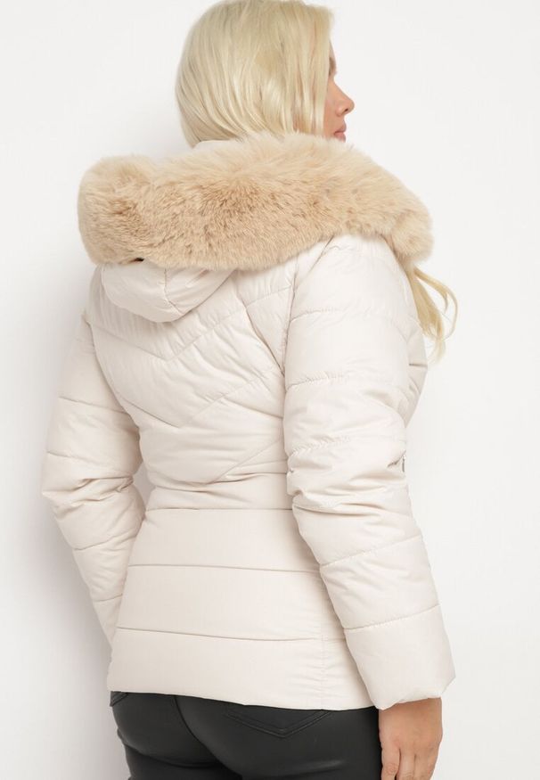 Born2be - Beżowa Pikowana Kurtka z Odpinanym Kapturem z Futerkiem Savessia. Okazja: na spacer. Kolekcja: plus size. Kolor: beżowy. Materiał: futro. Wzór: aplikacja. Styl: elegancki