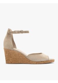 Ryłko - Beżowe sandały ze skóry welurowej na koturnie. Kolor: beżowy. Materiał: skóra, welur. Obcas: na koturnie. Styl: street #1