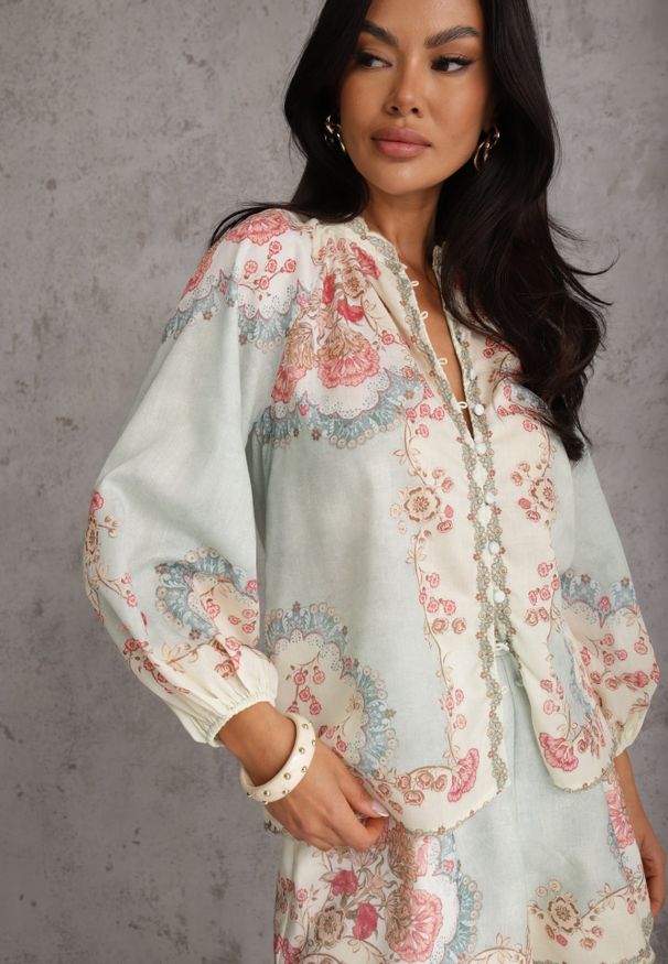 Renee - Zielona Koszula ze Stójką w Kwiatowy Print Dorirecea. Okazja: na co dzień. Typ kołnierza: kołnierzyk stójkowy. Kolor: zielony. Materiał: jeans. Wzór: kwiaty, nadruk. Styl: casual, retro, elegancki