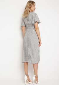 Born2be - Niebieska Rozkloszowana Sukienka z Gumką w Pasie i Materiałowym Paskiem Prissa. Okazja: na co dzień. Typ kołnierza: dekolt w kształcie V. Kolor: niebieski. Materiał: materiał. Długość rękawa: krótki rękaw. Styl: elegancki, casual #7