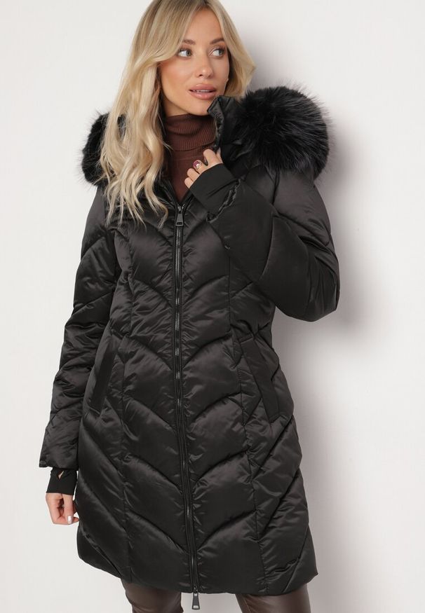Born2be - Czarna Kurtka Pikowana z Kapturem z Futrem i Szerokimi Ściągaczami Innia. Okazja: na spacer, na co dzień. Typ kołnierza: kaptur. Kolor: czarny. Materiał: futro. Styl: casual, elegancki