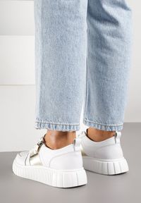 Renee - Białe Sneakersy ze Skóry Naturalnej z Metalicznym Zdobieniem Zorentee. Okazja: na co dzień, na spacer. Kolor: biały. Materiał: skóra. Wzór: aplikacja. Sport: turystyka piesza