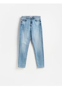 Reserved - Jeansy mom fit slim z dłuższą nogawką - niebieski. Kolor: niebieski. Długość: długie