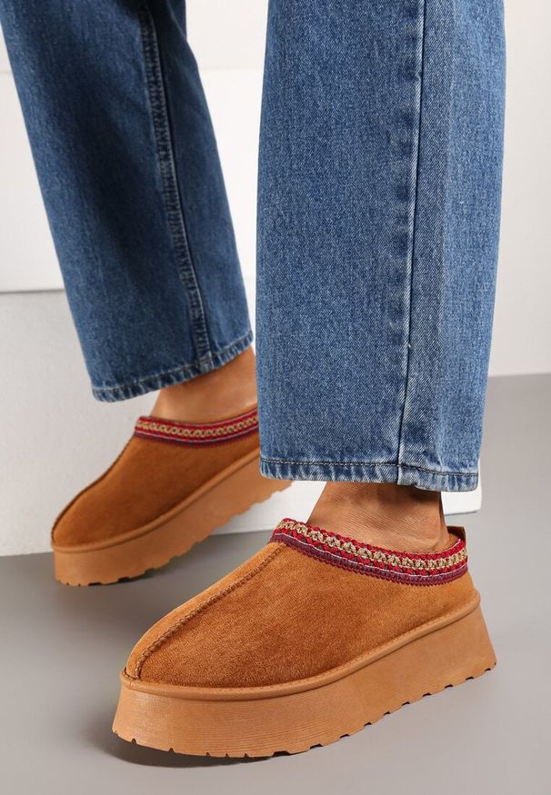 Renee - Brązowe Śniegowce z Ekozamszu na Platformie z Niską Cholewką z Ozdobnym Haftem Garvia. Okazja: na co dzień. Nosek buta: okrągły. Kolor: brązowy. Szerokość cholewki: normalna. Wzór: haft. Wysokość cholewki: przed kostkę. Materiał: futro, jeans. Sezon: zima. Obcas: na platformie. Styl: casual, elegancki, wizytowy. Wysokość obcasa: niski