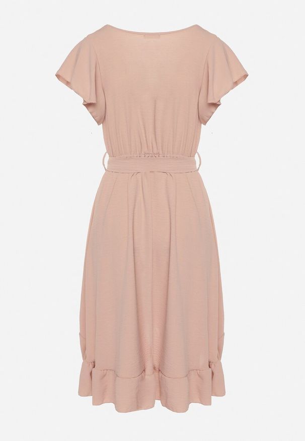 Born2be - Ciemnoróżowa Kopertowa Sukienka z Asymetrycznym Dołem Ozdobiona Falbanką z Paskiem w Talii Snidia. Okazja: na co dzień, na spacer. Kolor: różowy. Wzór: aplikacja. Sezon: lato. Typ sukienki: asymetryczne, kopertowe. Styl: casual, elegancki, klasyczny