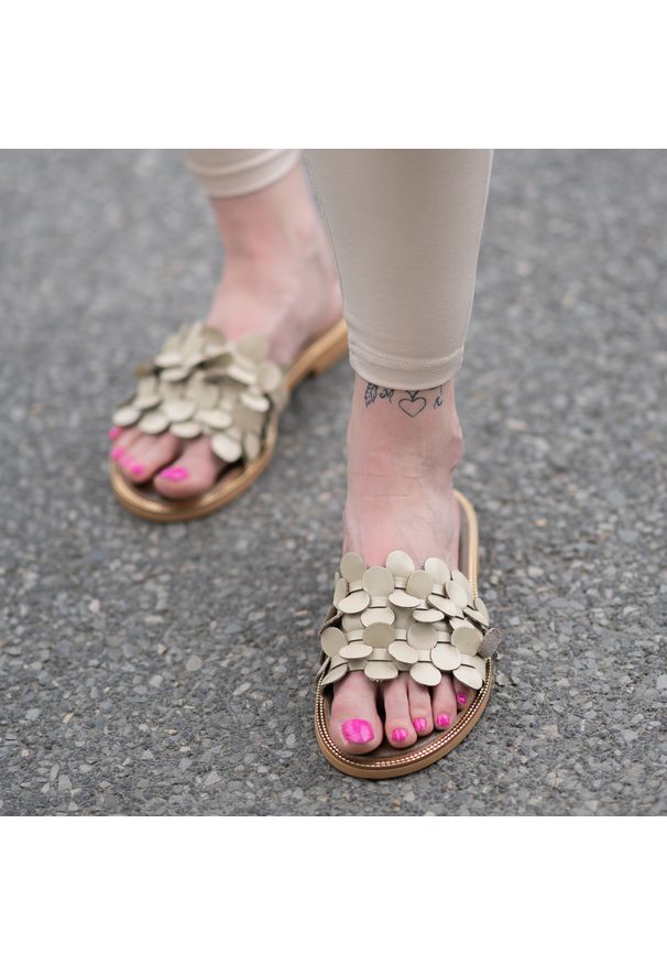 Beżowe Klapki Armodo Śliczne Obuwie Damskie. Kolor: beżowy. Wzór: aplikacja. Sezon: lato