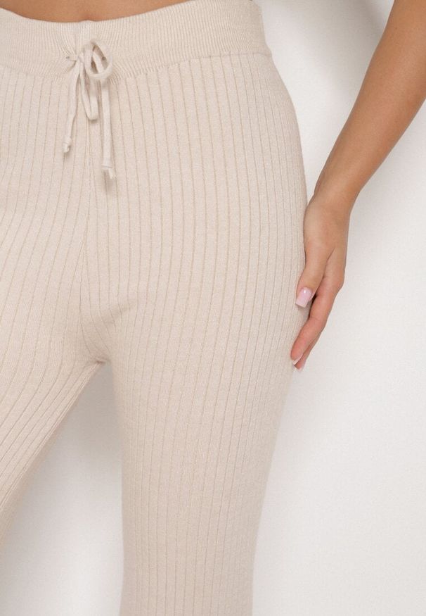 Born2be - Jasnobeżowe Prążkowane Spodnie z Wełną o Szerokim Kroju z Wysokim Stanem Reinnia. Okazja: na co dzień. Stan: podwyższony. Kolor: beżowy. Materiał: wełna, prążkowany. Styl: casual