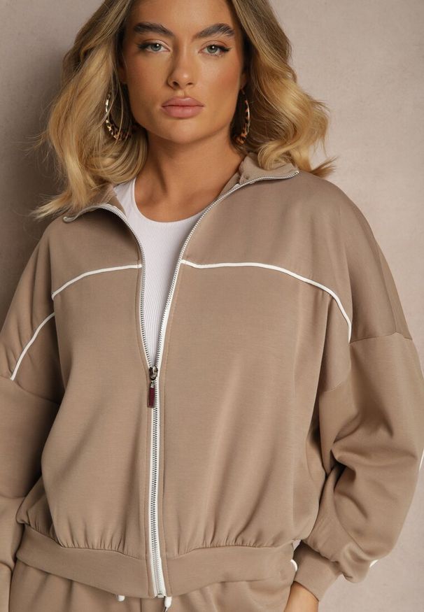 Renee - Beżowy Retro Komplet Dresowy z Wiskozą Bluza i Spodnie o Szerokim Kroju Selriza. Kolor: beżowy. Materiał: dresówka, wiskoza. Wzór: aplikacja