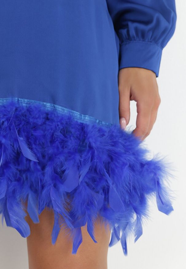 Born2be - Granatowa Sukienka Satynowa z Piórkami na Dole Zaitena. Okazja: na co dzień. Kolor: niebieski. Materiał: satyna. Wzór: aplikacja. Typ sukienki: koszulowe. Styl: klasyczny, casual