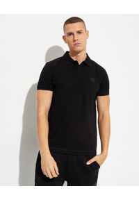 MONCLER - Czarny t-shirt polo. Typ kołnierza: polo. Kolor: czarny. Materiał: bawełna, guma. Wzór: aplikacja #1