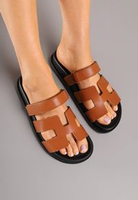 Born2be - Brązowe Klapki z Geometryczną Cholewką Fenorea. Okazja: na co dzień. Kolor: brązowy. Wzór: geometria. Sezon: lato. Styl: casual #6