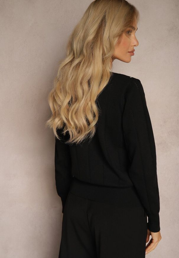 Renee - Czarny Sweter z Wiskozą z Ozdobnymi Guzikami i Kokardą w Stylu Retro Miaraine. Okazja: na spotkanie biznesowe. Typ kołnierza: kokarda. Kolor: czarny. Materiał: wiskoza. Styl: retro