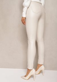 Renee - Ciemnobeżowe Legginsy z Imitacji Skóry High Waist Noriel. Okazja: na co dzień. Stan: podwyższony. Kolor: beżowy. Materiał: skóra. Wzór: aplikacja. Sezon: zima. Styl: casual #5