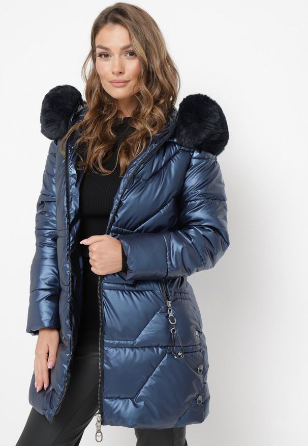 Born2be - Granatowa Pikowana Kurtka z Kapturem i Futerkiem Sahria. Okazja: na co dzień. Typ kołnierza: kaptur. Kolor: niebieski. Materiał: futro. Sezon: zima. Styl: casual, elegancki, klasyczny