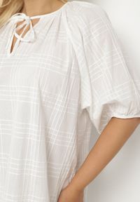 Born2be - Biała Bawełniana Sukienka Oversize z Wiązaniem pod Szyją Tolanea. Kolor: biały. Materiał: bawełna. Długość rękawa: krótki rękaw. Typ sukienki: oversize #7