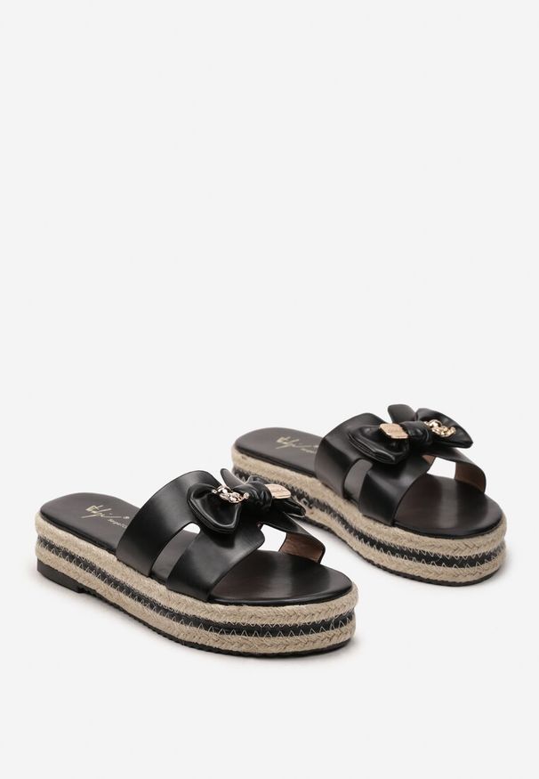 Renee - Czarne Klapki na Platformie z Plecionymi Paskami Wykończone Kokardką Licebia. Kolor: czarny. Materiał: len. Sezon: lato. Obcas: na platformie