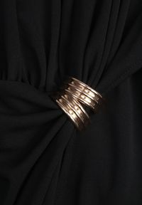 Renee - Czarna Koktajlowa Sukienka Taliowana z Marszczeniami i Metaliczną Ozdobą Zellnixi. Kolor: czarny. Wzór: aplikacja. Styl: wizytowy #5