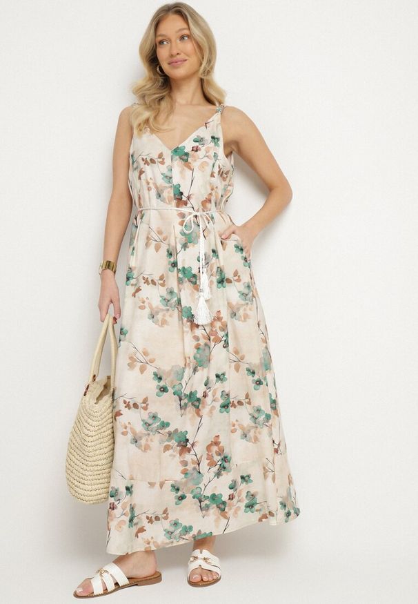 Born2be - Beżowo-Zielona Kwiecista Sukienka na Ramiączkach z Wiskozą o Rozkloszowanym Kroju Jenarienna. Okazja: na co dzień. Typ kołnierza: dekolt w kształcie V. Kolor: zielony. Materiał: wiskoza. Długość rękawa: na ramiączkach. Wzór: kwiaty. Typ sukienki: rozkloszowane. Styl: elegancki, casual