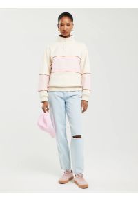 Big-Star - Bluza damska ze stójką zapinaną na zamek kremowa Rozalina 103. Typ kołnierza: kołnierzyk stójkowy. Kolor: biały. Materiał: dresówka, dzianina, jeans. Wzór: haft. Styl: sportowy, klasyczny