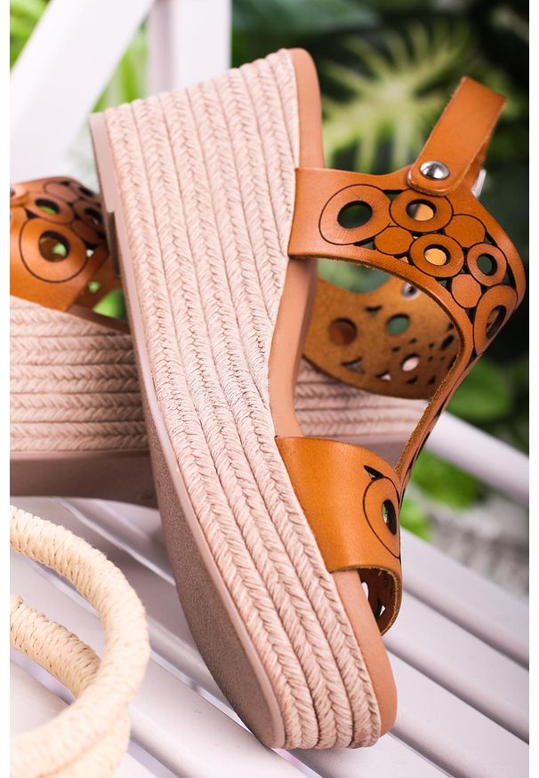 Maciejka - Camelowe sandały maciejka skórzane ażurowe na koturnie l4705-07/00-0. Kolor: brązowy. Materiał: skóra. Wzór: ażurowy. Obcas: na koturnie