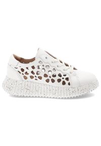 Sneakersy damskie Artiker, cholewka ze skóry naturalnej ażurowe wycięcia motyw kwiatowy wiązanie klasyczne, białe, 56C1167. Okazja: na co dzień. Zapięcie: sznurówki. Kolor: biały. Materiał: skóra. Szerokość cholewki: normalna. Wzór: ażurowy, kwiaty #2