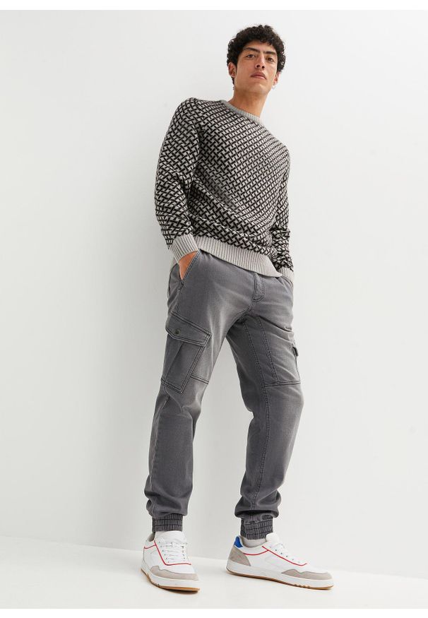 bonprix - Joggery jeansowe o kroju regular fit z elastyczną gumką w talii, prosta nogawka. Kolor: szary. Styl: elegancki