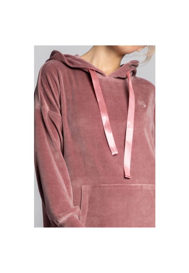 Sukienki.shop - Welurowa sukienka kangurka z kapturem bawełniana pudrowy róż. Okazja: na co dzień. Typ kołnierza: kaptur. Kolor: różowy. Materiał: welur, bawełna. Długość rękawa: długi rękaw. Wzór: haft. Typ sukienki: sportowe. Styl: casual, klasyczny, sportowy