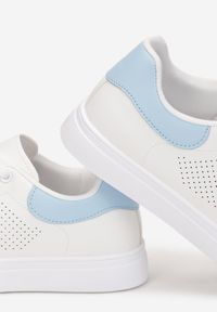 Renee - Biało-Niebieskie Sneakersy Phaedrice. Nosek buta: okrągły. Kolor: biały. Materiał: jeans. Szerokość cholewki: normalna. Wzór: aplikacja #3