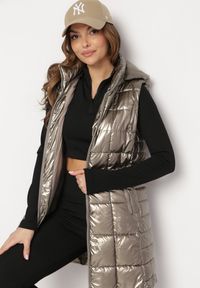 Born2be - Złota Kamizelka z Wypukłym Pikowaniem Kapturem i Lakierowanym Efektem Damess. Kolor: złoty. Materiał: lakier. Długość: długie. Wzór: aplikacja #1