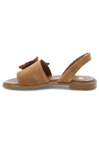 Sandały damskie Armodo, cholewka ze skóry naturalnej o gładkiej strukturze z ozdobnym kwiatem na przodzie, odkryta konstrukcja z regulowanym zapięcie. Okazja: na co dzień. Zapięcie: pasek. Kolor: brązowy. Wzór: gładki, kwiaty. Materiał: skóra. Sezon: lato. Obcas: na obcasie. Styl: casual, elegancki, klasyczny. Wysokość obcasa: niski #5
