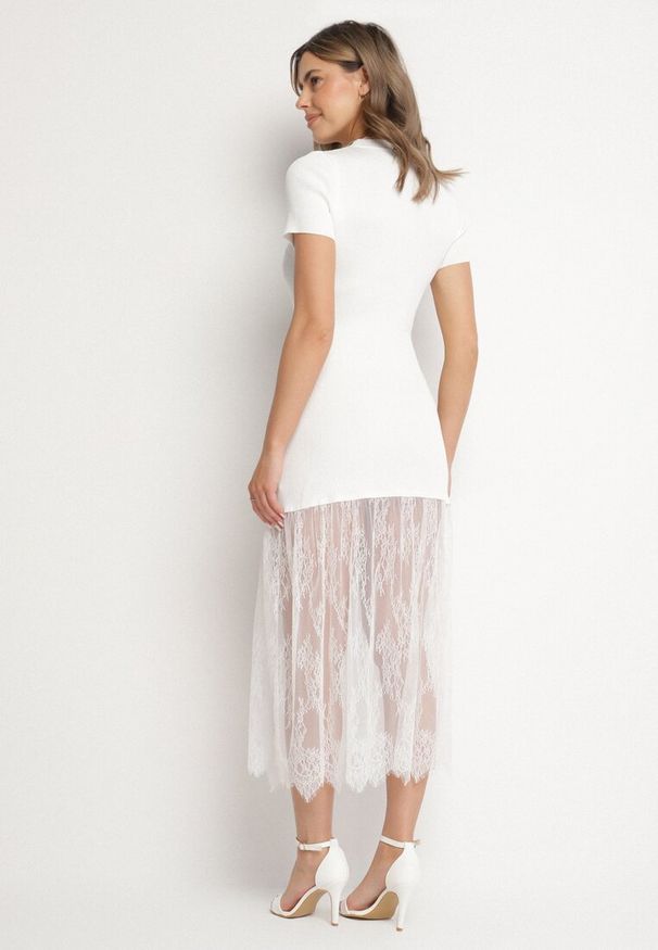 Born2be - Biała Prążkowana Sukienka z Koronkowym Dołem Vilzedi. Kolor: biały. Materiał: prążkowany, koronka. Typ sukienki: proste. Styl: glamour, elegancki