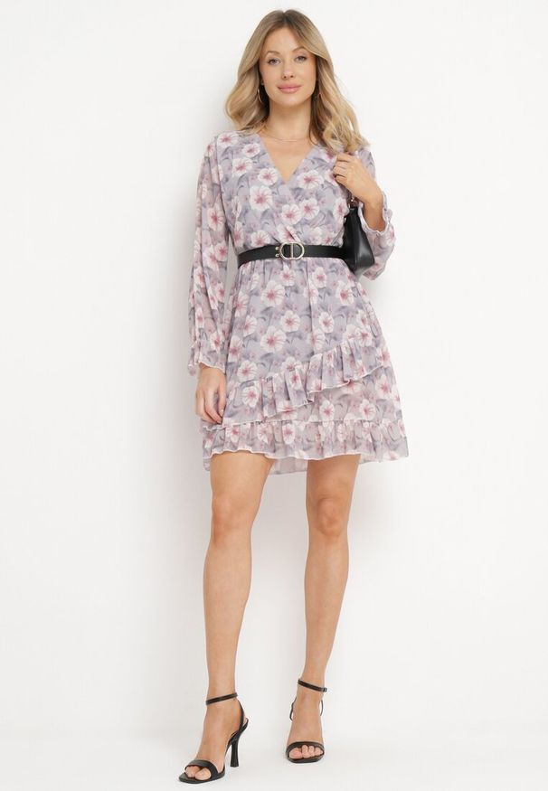 Born2be - Jasnoszara Sukienka w Kwiaty z Trójkątnym Dekoltem Marnlla. Kolor: szary. Wzór: kwiaty. Styl: klasyczny