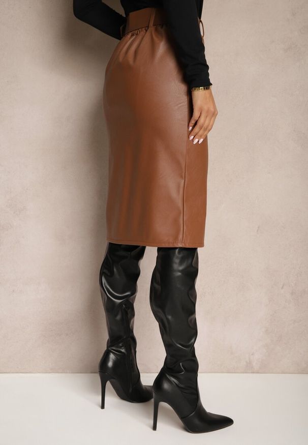 Renee - Brązowa Spódnica Ołówkowa High Waist z Imitacji Skóry Ozdobiona Paskiem Norinka. Okazja: do pracy, na randkę. Stan: podwyższony. Kolor: brązowy. Materiał: skóra. Wzór: aplikacja. Styl: klasyczny, elegancki