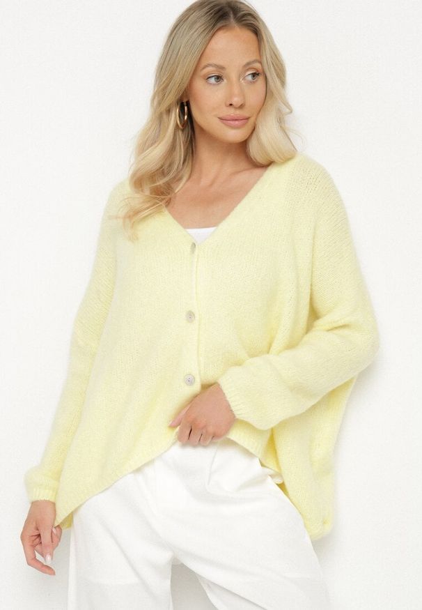 Born2be - Żółty Kardigan z Dekoltem w Serek z Dzianiny z Wełną i Moherem Lismio. Okazja: na co dzień. Typ kołnierza: dekolt w serek. Kolor: żółty. Materiał: dzianina, wełna, moher. Styl: casual, elegancki